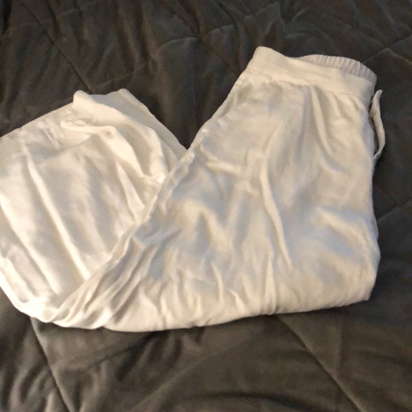 Old Navy Pants - Old Navy🥳HP🥳Comfy Float White Pants